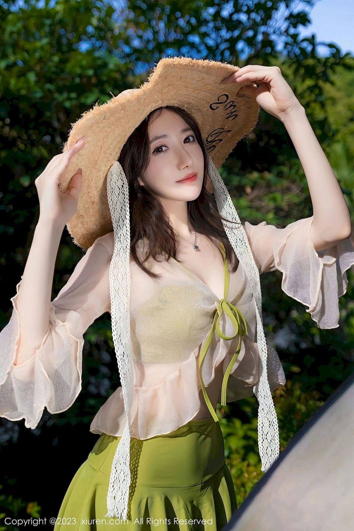 [XiuRen秀人网] No.7189 鱼子酱Fish – 果绿色服饰+泳池场景泰国旅拍-御萝部落