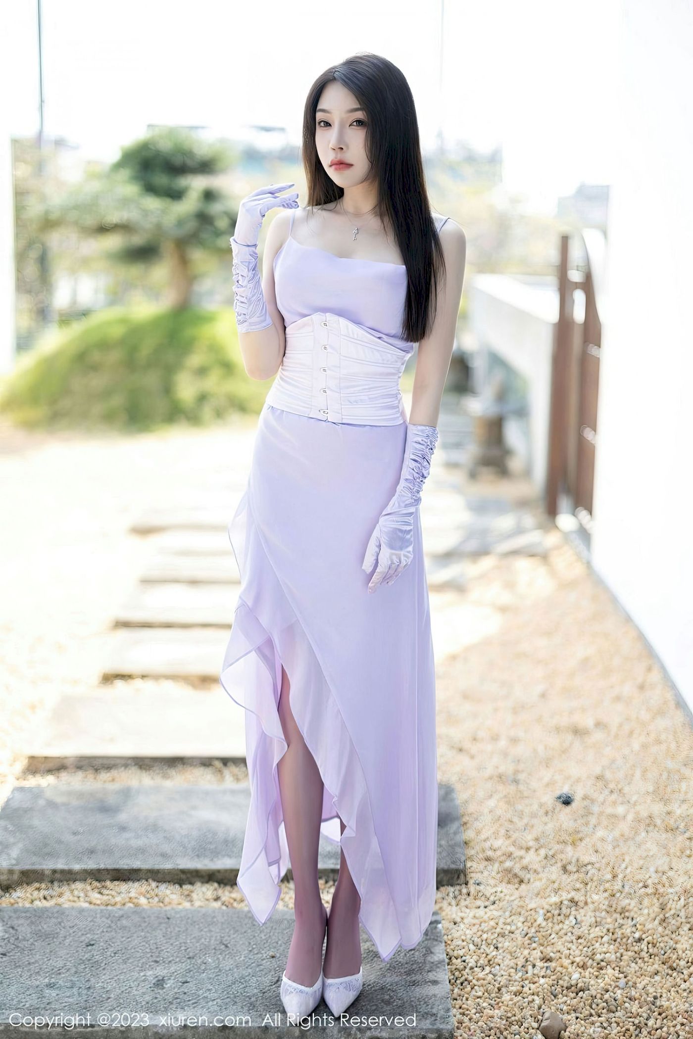 [秀人XiuRen] No.6324 徐莉芝Booty – 淡紫长裙+紫色丝袜性感写真-御萝部落