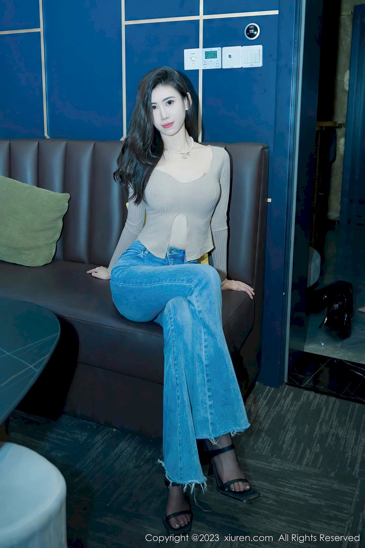 [XiuRen秀人网] No.7041 新人章芃芃 – 杏色上衣+简约牛仔裤性感写真-御萝部落