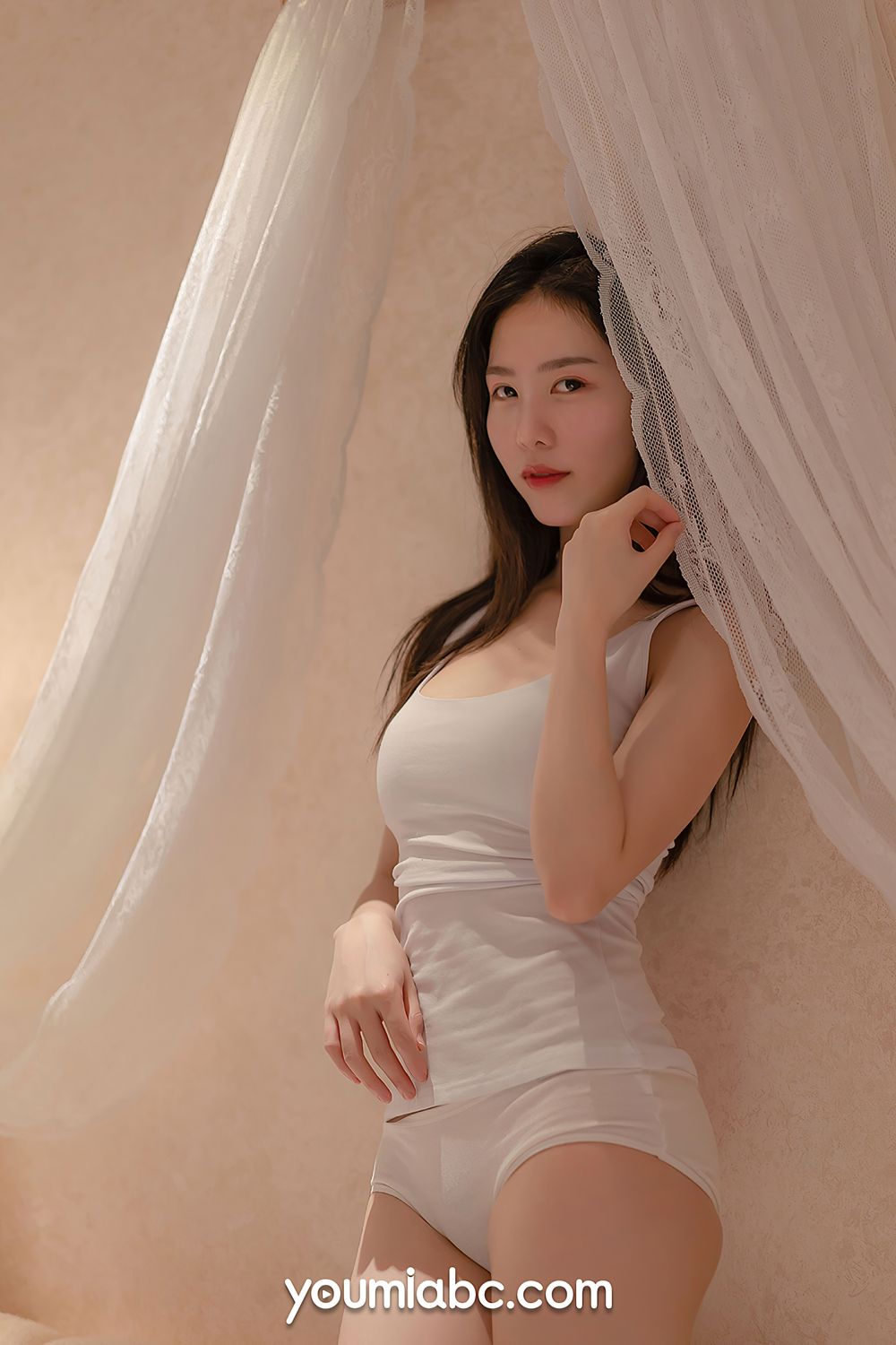 美女模特抖娘利世白色清凉服饰独居女主题性感写真