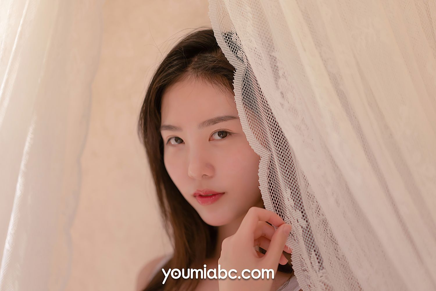 美女模特抖娘利世白色清凉服饰独居女主题性感写真