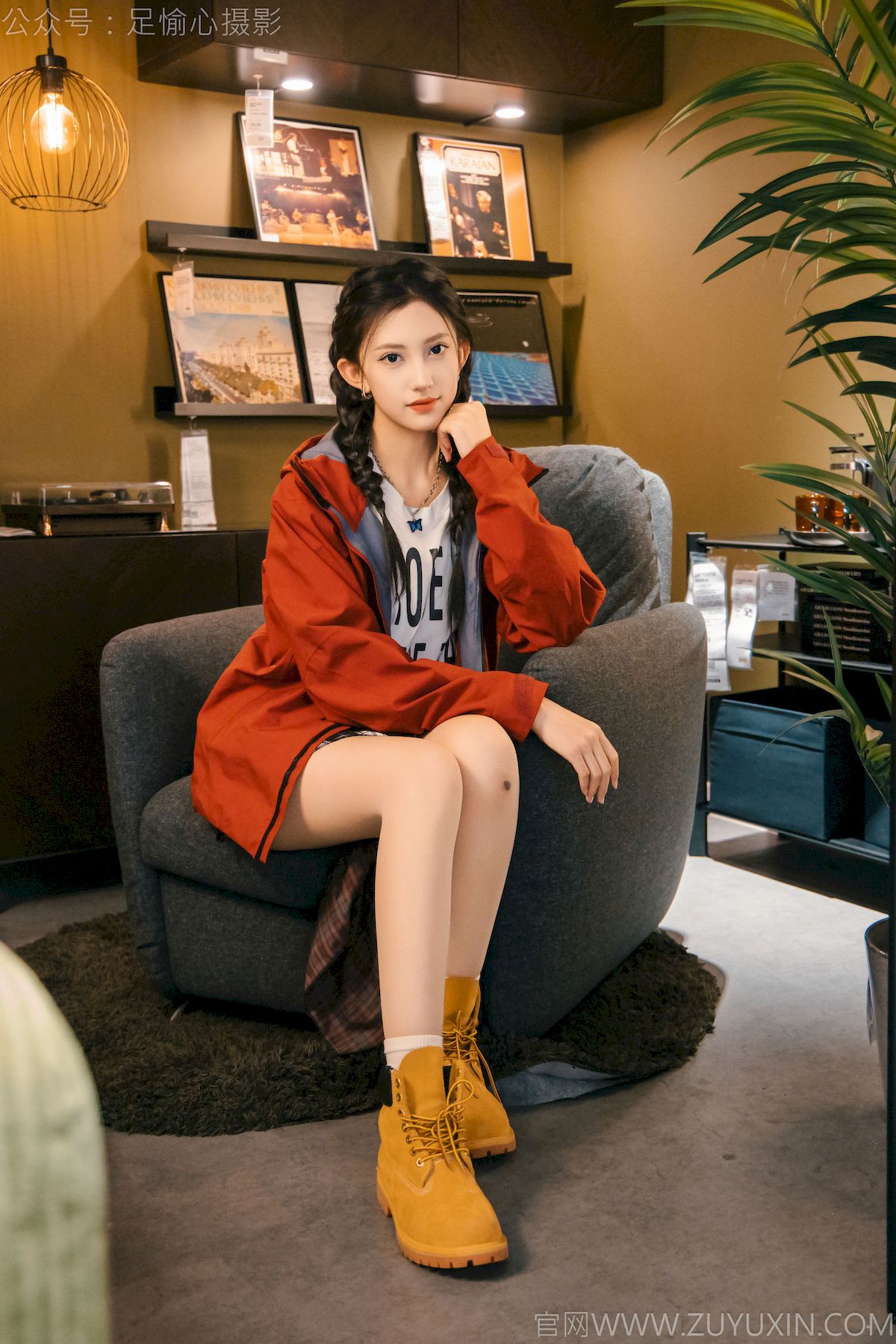 可乐红色冲锋衣黑白格纹裙写真