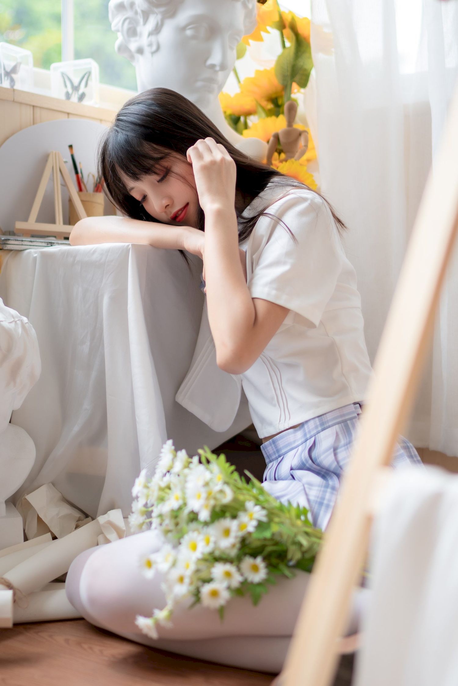 清纯妹子西呱呀呀呀学生制服搭配白色丝袜写真-御萝部落