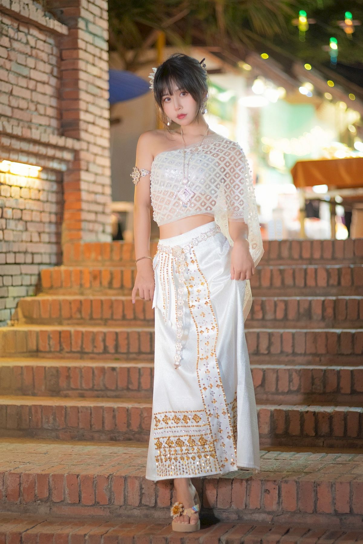 阳光美少女萌芽儿o0西双版纳傣族服饰户外甜美写真-御萝部落