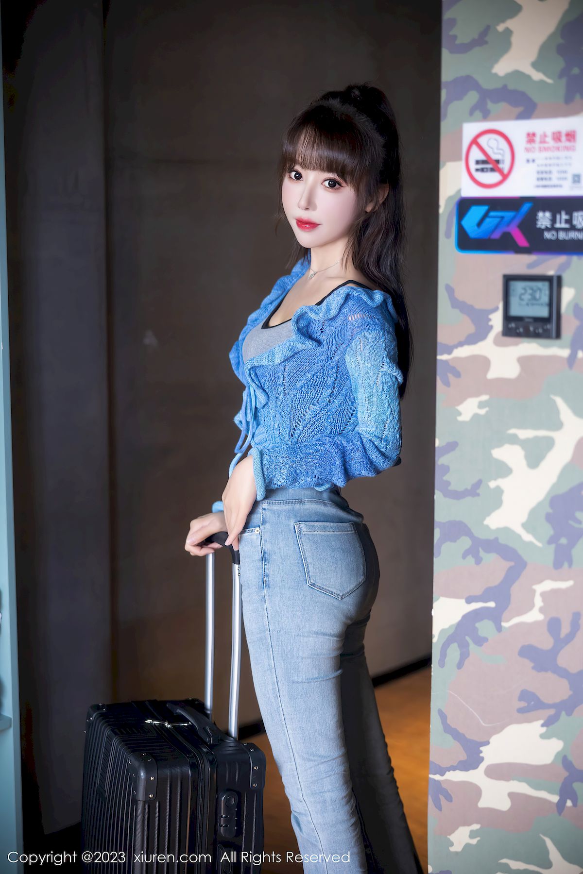 秀人网新人模特白笑笑蓝色上衣搭配简约牛仔裤性感写真-御萝部落