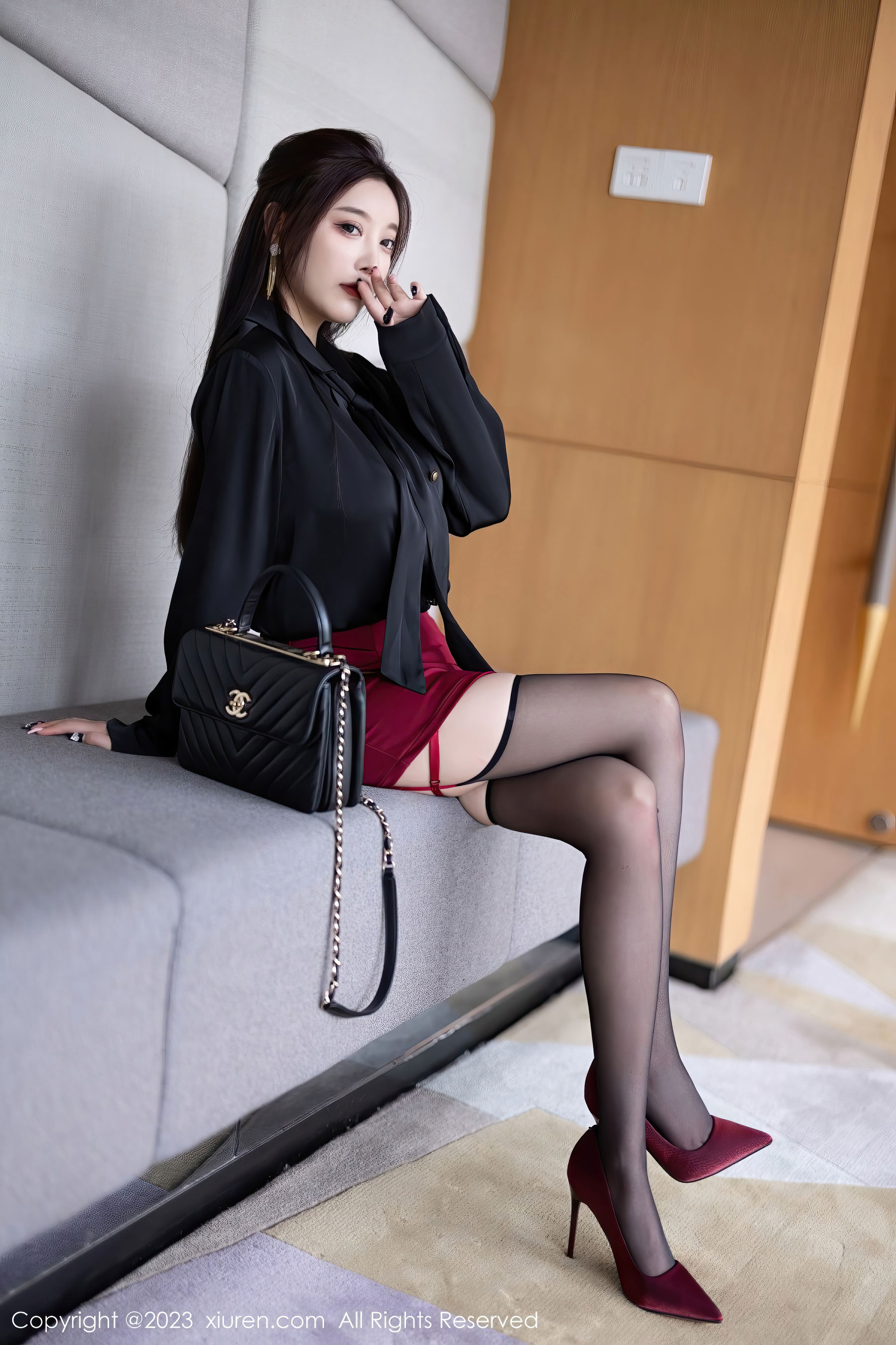 杨晨晨Yome - 深蓝上衣+黑色短裙性感写真