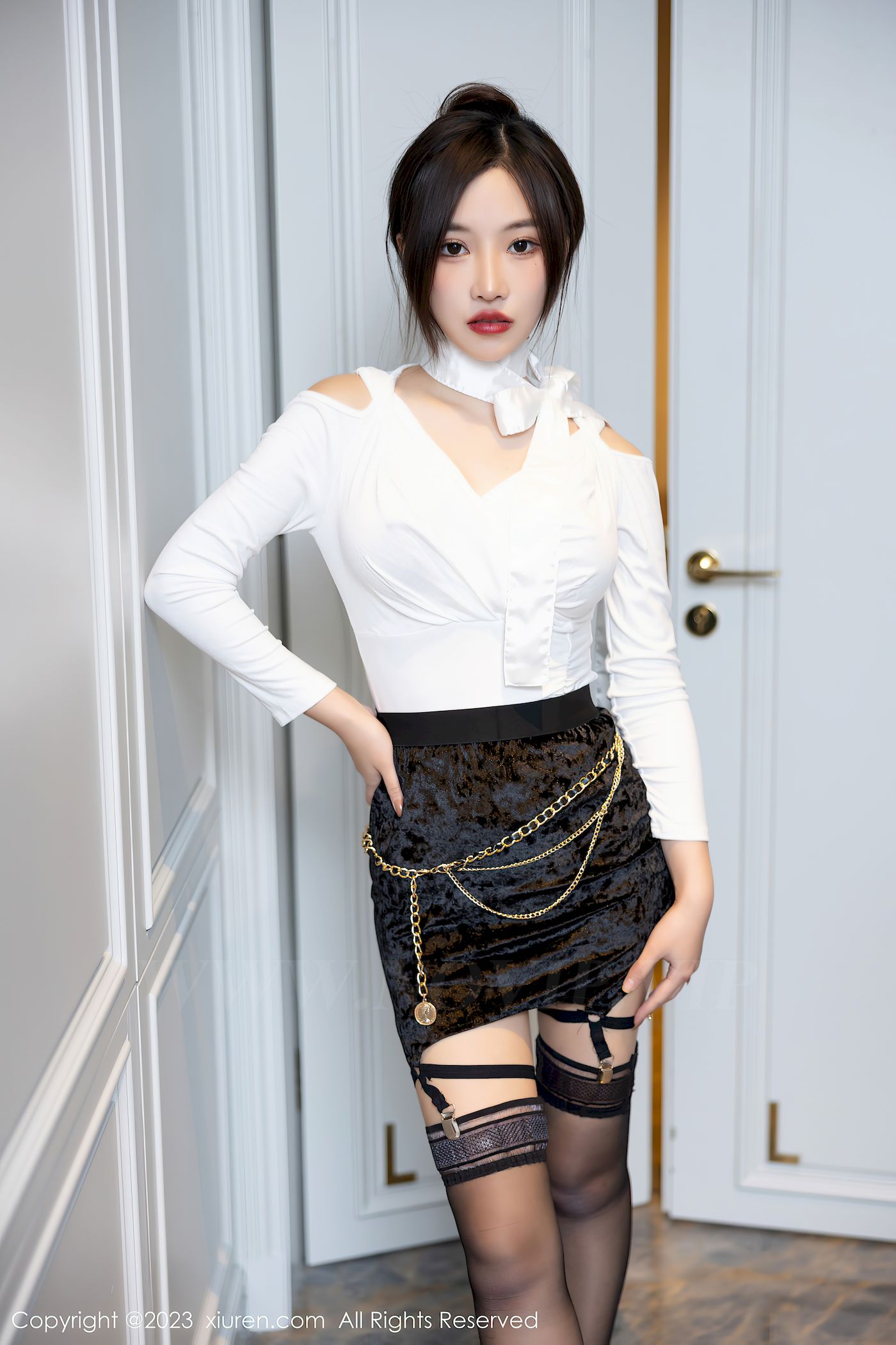 秀人网新人模特可可Cheese白色上衣搭配黑色短裙首套写真-御萝部落